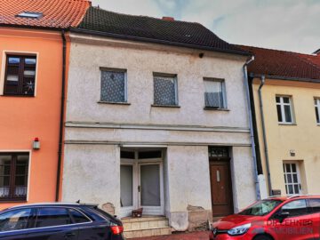 Dr. Lehner Immobilien NB – Schnäppchen-Ausbauhaus mitten in gepflegter Altstadt, 17087 Altentreptow, Stadthaus