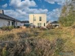 Neues Energieeffizienzhaus mit Garten - Modernes Wohnen in Elbnähe! - Rückansicht mit Grundstück
