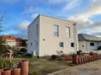 Neues Energieeffizienzhaus mit Garten - Modernes Wohnen in Elbnähe! - Straßenansicht mit Auffahrt