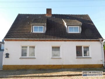 Viel Platz für eine große Familie! EFH mit Einliegerwohnung und schönem Garten!, 39524 Sandau (Elbe), Zweifamilienhaus