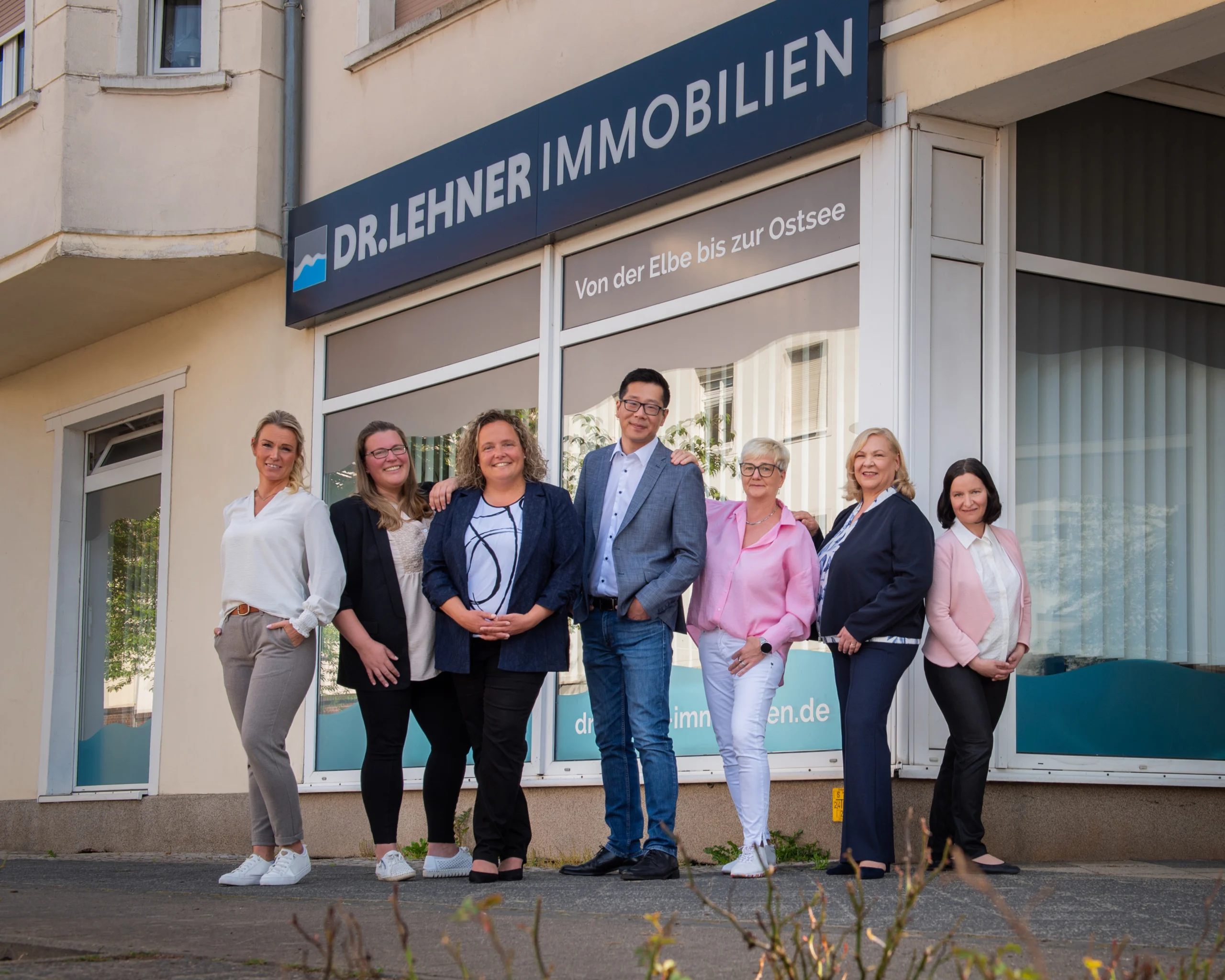 Das Team von Dr. Lehner Immobilien vor dem Büro in Wittenberge