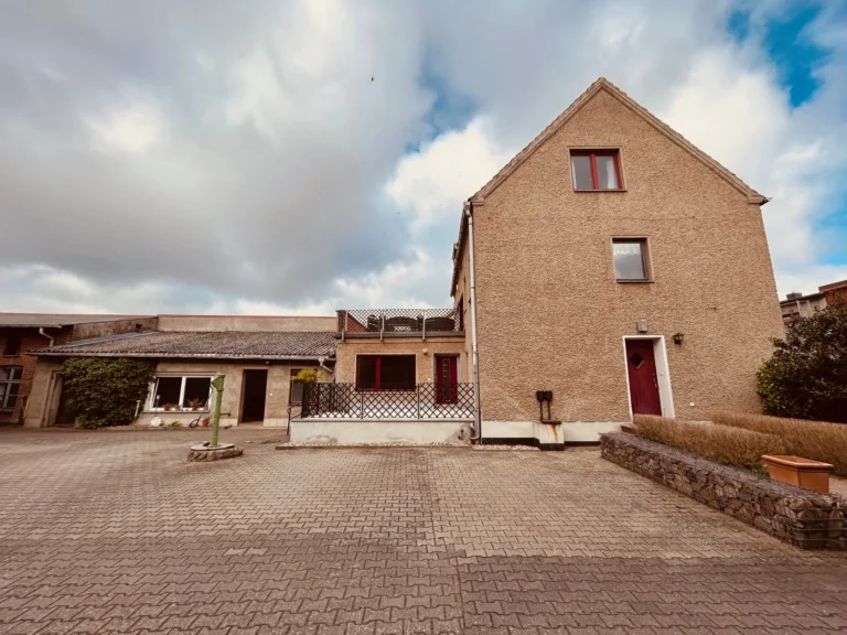 Wohnhaus Seitenansicht, Zweifamilienhaus in Putlitz